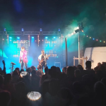 Concert live du duo gibann et Mathilde sur scène - éclairage professionnel, public nombreux et ambiance festive