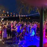 Public dansant lors d'un concert du duo Gibann et Mathilde en plein air - ambiance festive et estivale