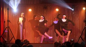 Numéro de danse du spectacle cabaret Gibann et Mathilde - Ambiance festive et chorégraphie sur scène