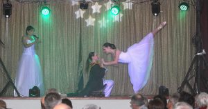 Mathilde chanteuse du spectacle cabaret Gibann et Mathilde - Numéro musical live et animation scénique