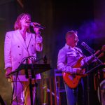 Gibann & Mathilde en duo variety live lors d'un mariage en Vendée - Chanteuse et guitariste sur scène, ambiance festive et musicale