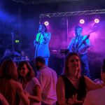 Gibann & Mathilde en duo variété live lors d'une soirée dansante en Vendée - ambiance festive avec public sur la piste de danse.