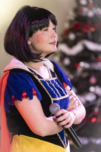 Blanche-neige sur scène lors d'un spectacle Arbre de Noël, moment d'émotion et de narration pour enfants