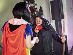 Scène du spectacle Arbre de Noël avec Blanche-Neige et la sorcière, moment théâtrale et interactif pour enfants