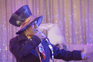 Personnage du Chapelier parlant aux enfants lors d'un spectacle Arbre de Noël, animation musicale et théâtrale pour enfants